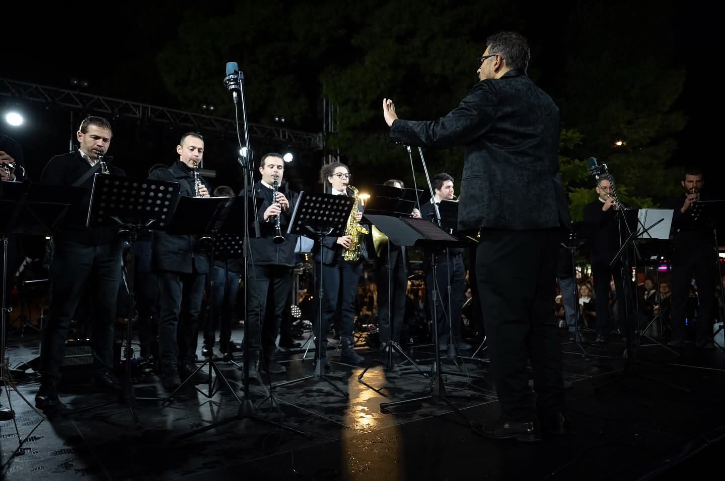 Φιλαρμονική Ορχήστρα Δήμου Αγίας Παρασκευής σε ζωντανή υπαίθρια συναυλία υπό τη διεύθυνση του αρχιμουσικού