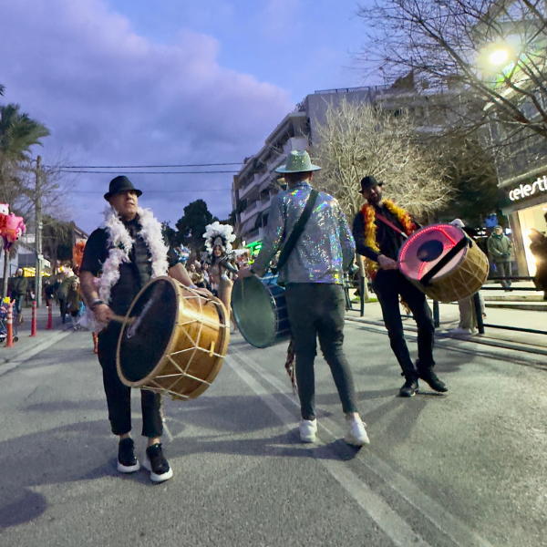 p Μικροί και μεγάλοι καρναβαλιστές γεμίζουν τον δρόμο με χρώμα μουσική και χαμόγελα. p