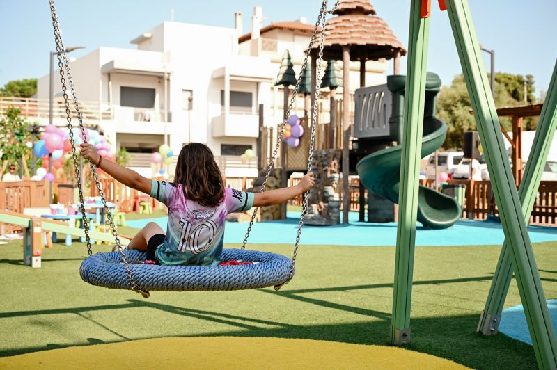 Με παιδικά γέλια και χαμόγελα άνοιξε η νέα παιδική χαρά και το ΔΕΗ Mini Park-πάρκο τσέπης στην Πλατεία Ρίτσου