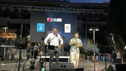 Εκατοντάδες νέοι «πλημμύρισαν» την πλατεία Άη Γιάννη για τη συναυλία των Underground Frequencies, που πραγματοποιήθηκε με την υποστήριξη του Δήμου Αγίας Παρασκευής
