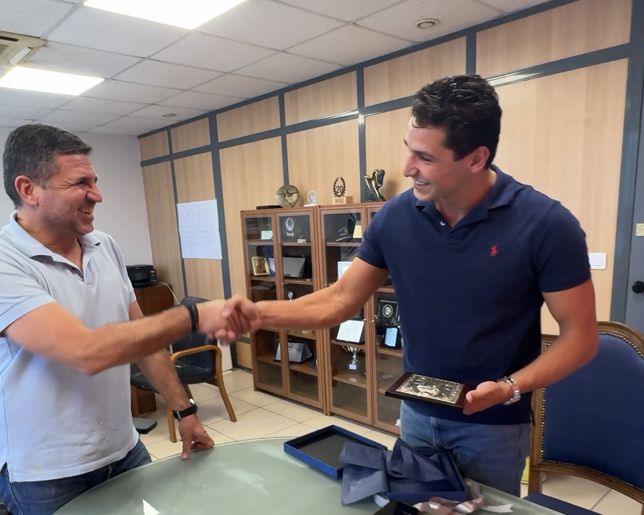 Ο «χρυσός» πολίστας Αριστείδης Χαλυβόπουλος στο δημαρχείο Αγίας Παρασκευής