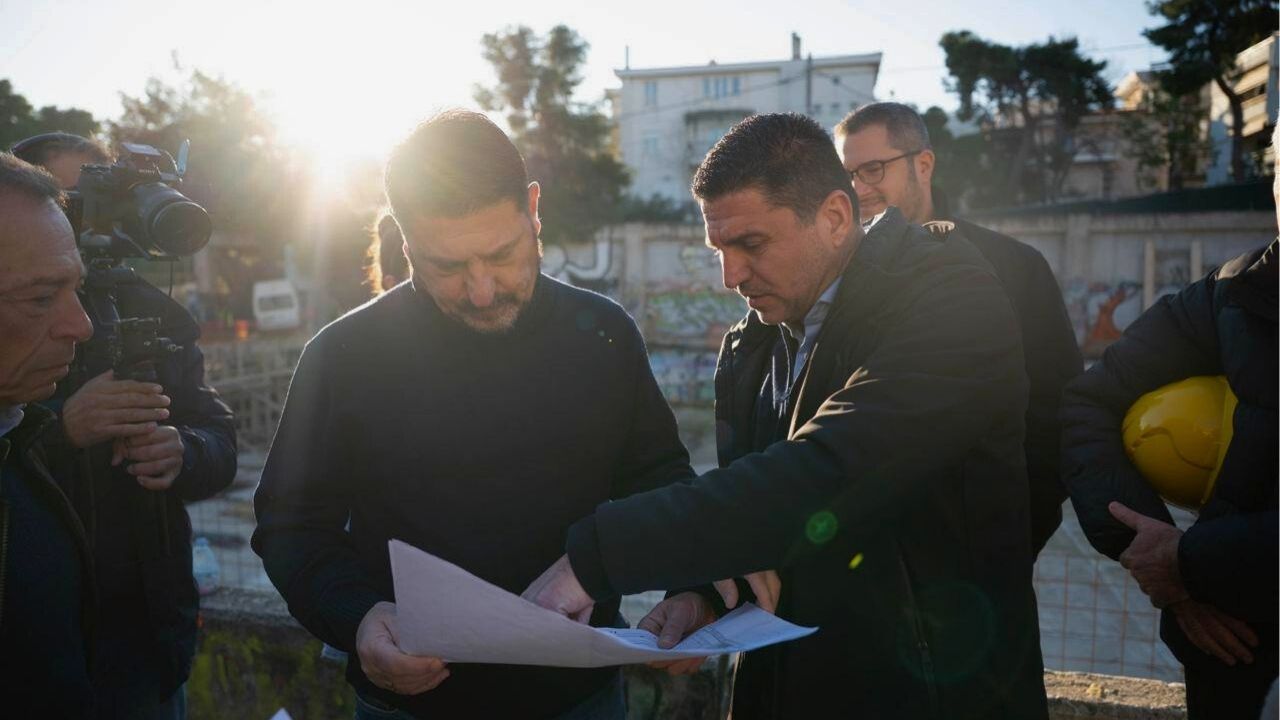 Aυτοψία του Δημάρχου Αγίας Παρασκευής και του Περιφερειάρχη Αττικής Νίκου Χαρδαλιά στο εργοτάξιο του κολυμβητηρίου